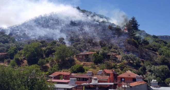 İzmirde Korkutan Yangın Yerleşim Yerlerine İlerliyor