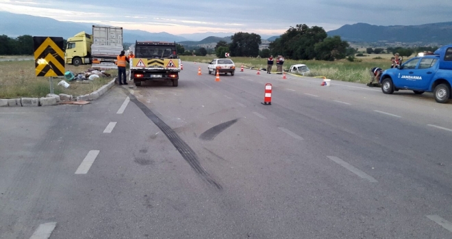 Tır İle Kamyonet Çarpıştı: 3 Ölü, 1 Yaralı