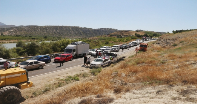 Tır Devrildi, Trafik Kilitlendi