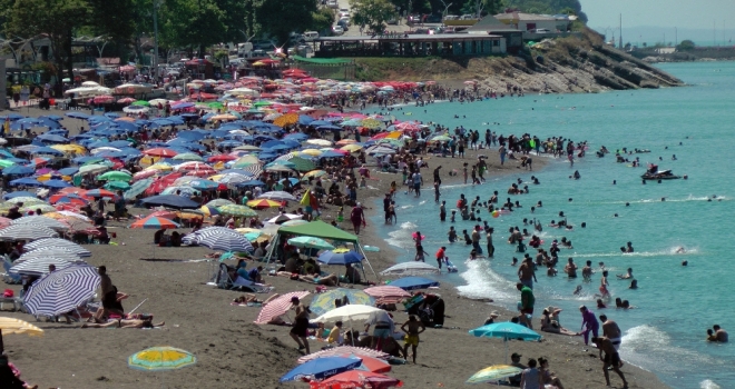 Karadenizde Plajlar Doldu Taştı