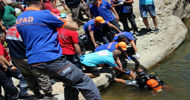 17 Yaşındaki Çoban Serinlemek İçin Girdiği Gölette Boğuldu