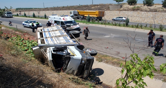 Karpuz Yüklü Kamyonet Şarampole Devrildi: 3 Yaralı