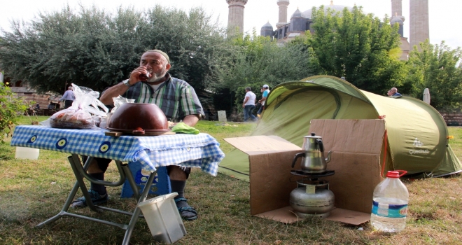 Kırkpınar Sevdalıları Geceyi Selimiyenin Avlusunda Geçirdi