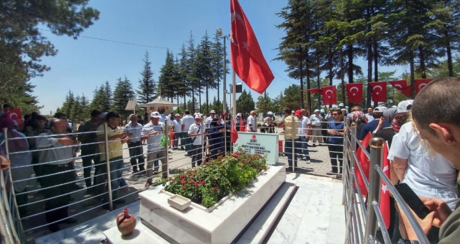 Kahraman Şehit Halisdemirin Kabrine Ziyaretçi Akını