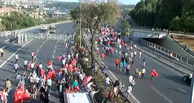 Bariyerleri Aşıp 15 Temmuz Şehitler Köprüsüne Koştular