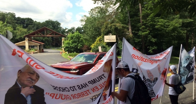 Terör Örgütü Elebaşı Gülenin Evi Önünde Protesto