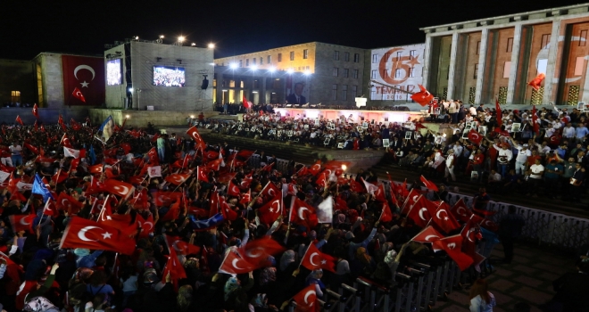 Binlerce Vatandaş Erdoğanın Meclise Gelmesini Bekliyor