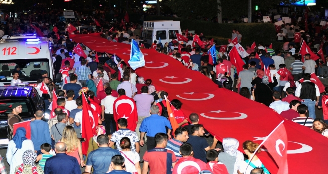 Ankarada Dev Türk Bayrağı Eşliğinde “Milli İradeye Saygı Yürüyüşü”