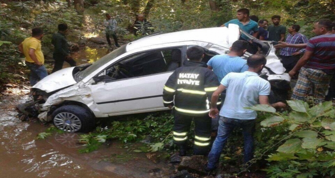 Otomobil Dereye Uçtu: 1 Ölü, 4 Yaralı