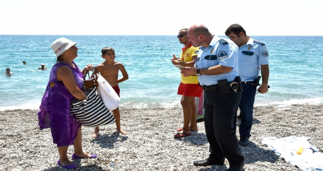 3,5 Saat Denizde Kalınca Polis Alarma Geçti