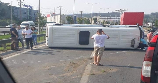 Yolcu Minibüsü Yan Yattı: 4 Yaralı