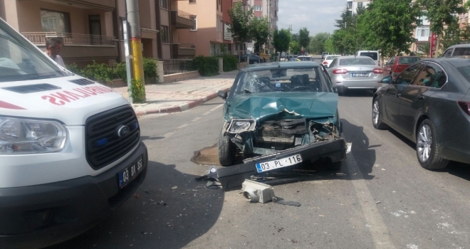 Otomobille Ambulansa Çarpıp Sağlık Görevlilerini Darp Ettiler