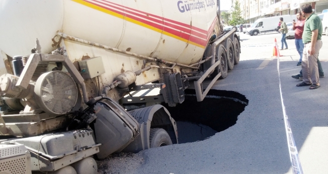 İstanbulda Yol Çöktü