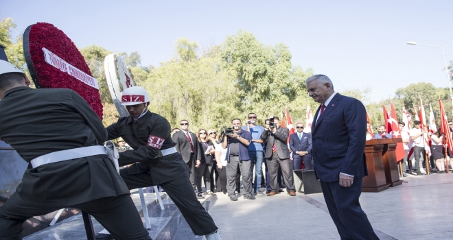 Başbakan Yıldırım, Kıbrısta Atatürk Anıtına Çelenk Bıraktı