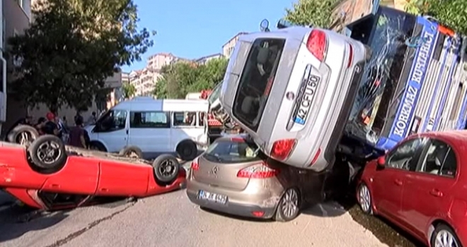 Araç Taşıyan Tırın Freni Patladı, Ortalık Savaş Alanına Döndü