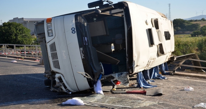 İşçi Servisi Otomobille Çarpıştı: 2Si Ağır 19 Yaralı