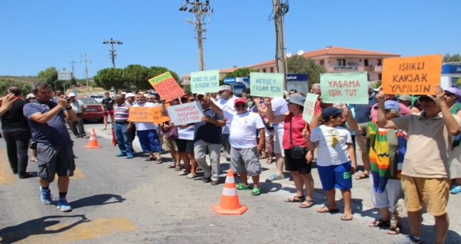 Kazalara Dikkat Çekmek İçin Yolu Trafiğe Kapattılar