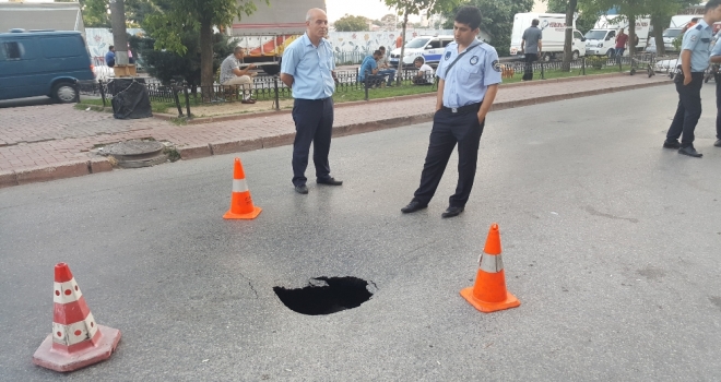 Fatihte Doğalgaz Hattı Geçen Yol Çöktü