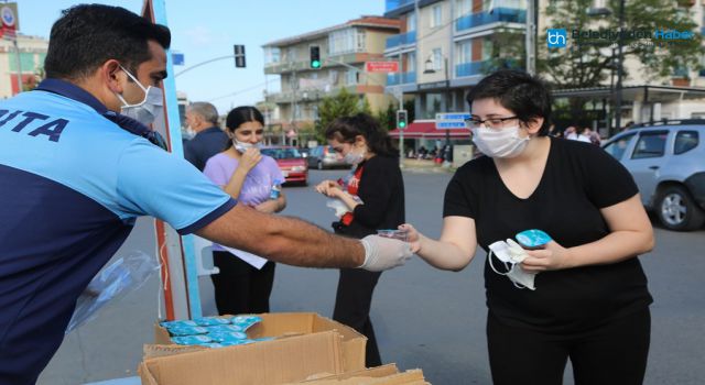 BELEDİYEDEN YKS'YE GİRECEK ÖĞRENCİLERE MASKE VE SU