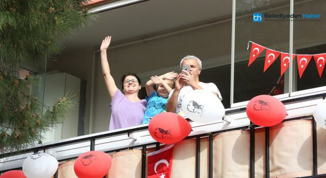 MALTEPE'DE 19 MAYIS COŞKUSU BALKON VE SOKAKLARA TAŞTI