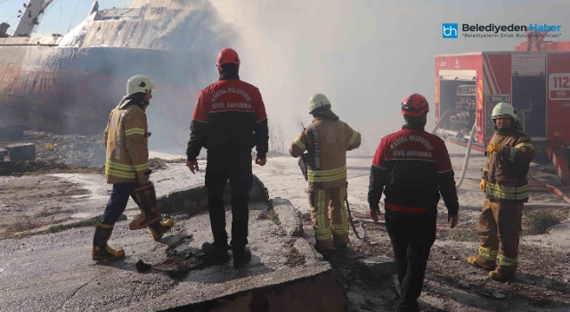 Kartal Belediyesi’nden Gemi Yangınını Söndürme Çalışmalarına Destek