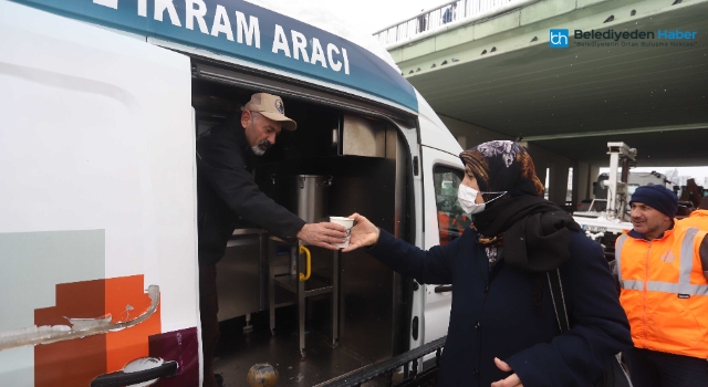 Kartal Belediyesi’nden Vatandaşlara Sıcak Çorba ve Çay İkramı