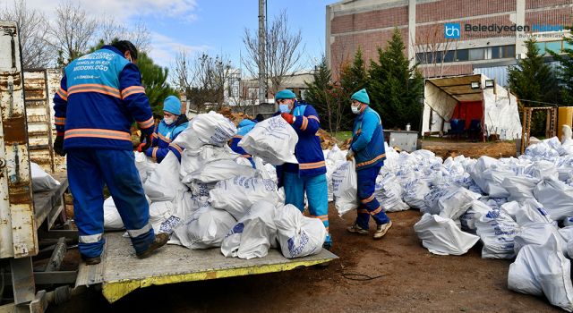 SOĞUK KIŞ GÜNLERİNDE İHTİYAÇ SAHİBİ AİLELERE ODUN DAĞITIMI YAPILIYOR