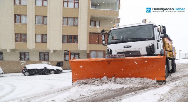 KARTAL BELEDİYESİ KARLA MÜCADELE EKİPLERİ MESAİYE DEVAM EDİYOR