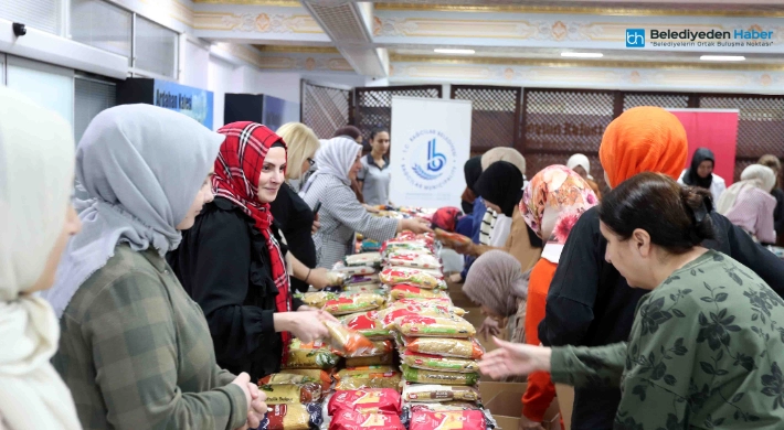 Bağcılarlı Kadınlar, Biriktirdikleri Depremzedeler İçin Gıda Kolisi Hazırladılar
