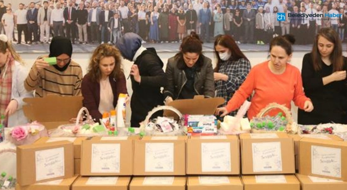 Gaziosmanpaşa Belediyesi Depremzede Kadınlara 8 Mart Dünya Kadınlar Günü'nde Hijyen Seti Ulaştırdı