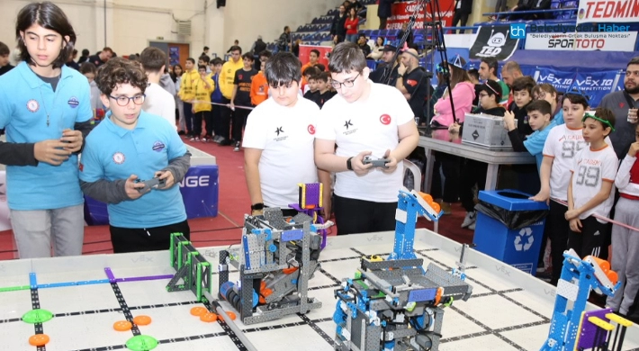 Vex IQ Turnuvası’nda Küçükçekmeceli Öğrencilere 2 Büyük Ödül