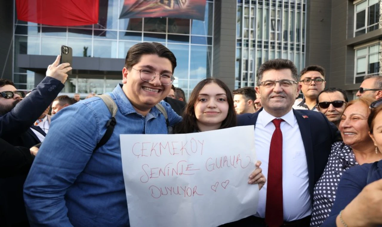 Başkan Çerkez Çekmeköylülerle kucaklaştı