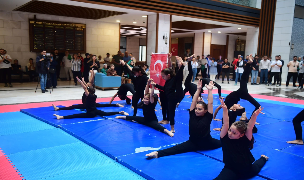 Sancaktepe Belediyesi'nde renkli anlar: Sporcular belediye binasında performanslarını sergiledi