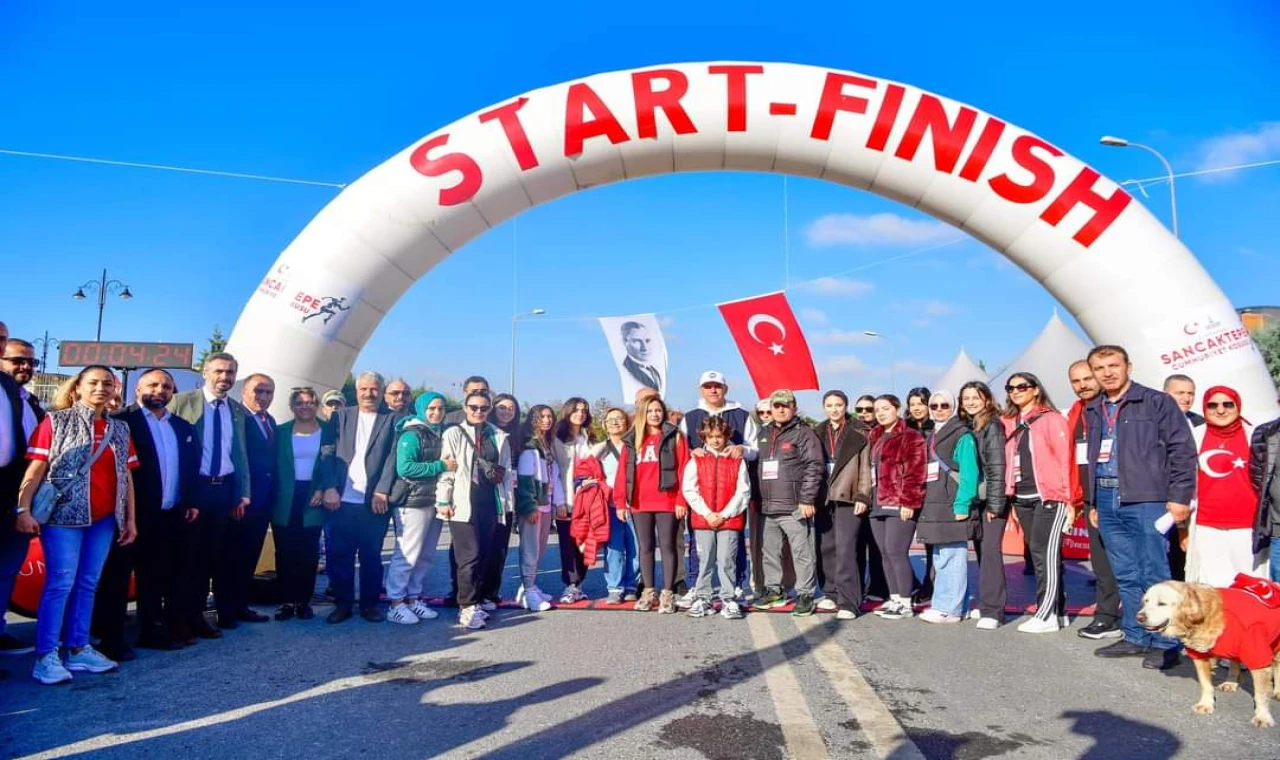 Sancaktepe'de Cumhuriyet Koşusunda Halk ve Sporcular Birlikte Koştu