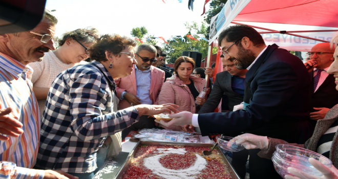 Başkan Hazinedar Beşiktaş’ta Aşure Dağıttı!