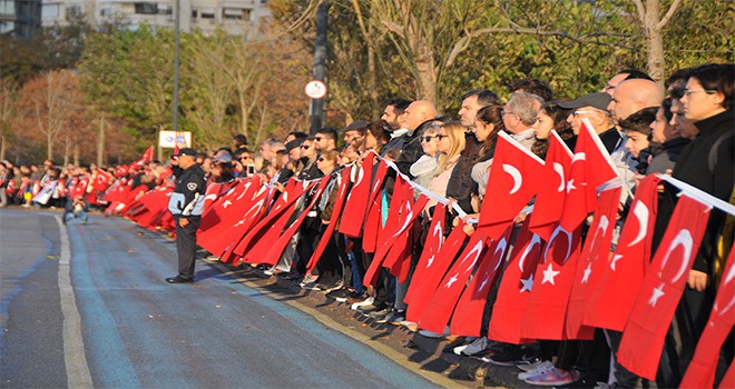 Kadıköylüler Atatürk İçin "Ata'ya Saygı Zinciri" Oluşturdu