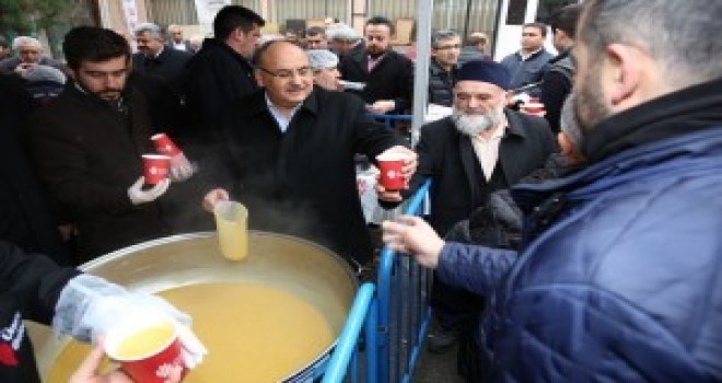 Başkan Hasan Can Cuma Namazı Sonrası Vatandaşlara Çorba İkramında Bulundu