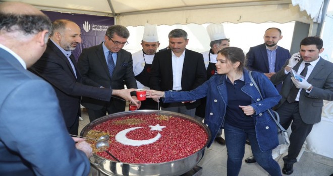 Ümraniye Belediyesi İstanbul Medeniyet Üniversitesi'nde Aşure Dağıttı