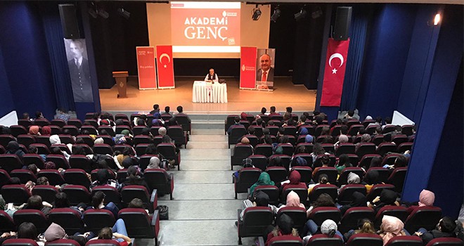 Akademi Genç’e Bu Hafta Gazeteci-Yazar Özcan Ünlü Konuk Oldu