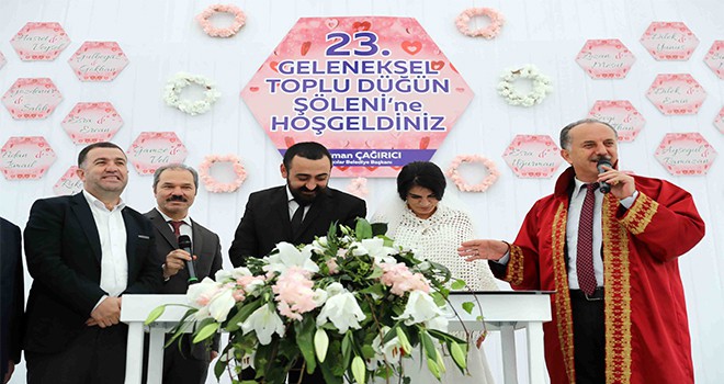 Bağcılar'da 27 Çift, Toplu Düğün Şöleniyle Dünya Evine Girdi