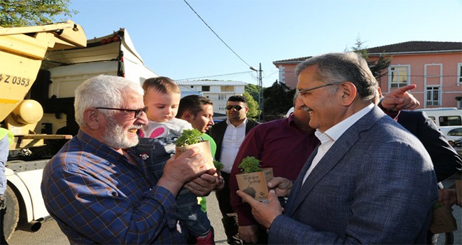 Başkan Murat Aydın Her Eve Bir Fesleğen Dağıttı