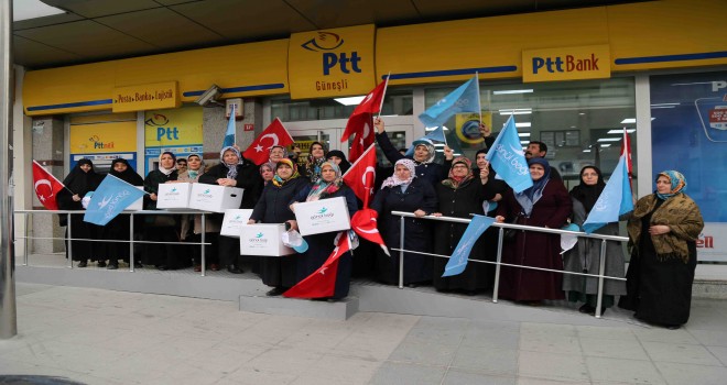 BAĞCILARLI KADINLAR MEHMETÇİK İÇİN KIŞLIK GİYECEK ÖRDÜ