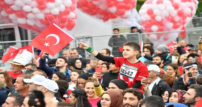 BAŞKAN HİLMİ TÜRKMEN 39. İSTANBUL MARATONUNDA ÇOCUKLAR İÇİN KOŞTU