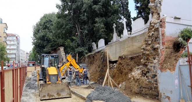 İBB EKİPLERİ ŞİŞLİ ERMENİ MEZARLIĞI'NIN DUVARINI ÖRÜYOR