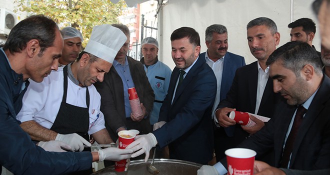 Ümraniye Belediyesi Binlerce Kişiye Aşure İkram Etti