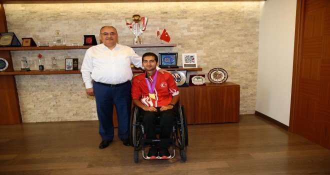 Dünya Paralimpik Şampiyonu Engelli Millî Okçu Yiğit Caner Aydın’dan Başkan Hasan Can’a Ziyaret