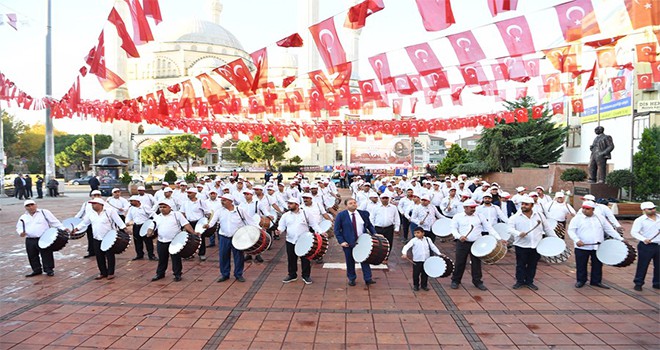 Maltepe Cumhuriyet’i davullarla karşıladı