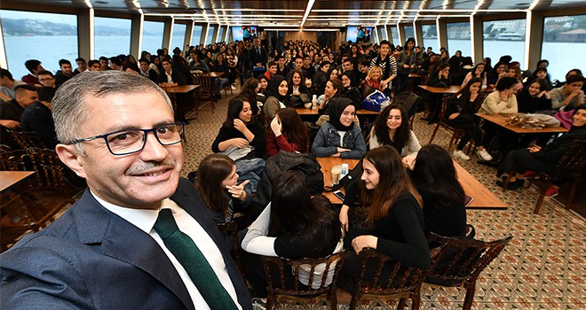 Üsküdar Valide Sultan Gemisi’nin Konuğu Bülent Akarcalı Anadolu Lisesi Oldu