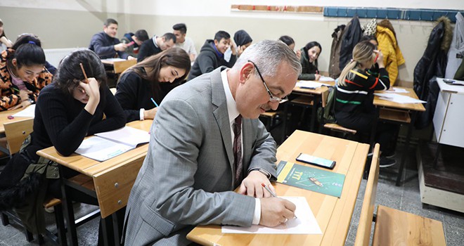 Başkan Aydın, öğrenciler ile deneme sınavına girdi