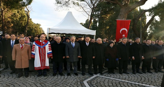 Mehmet Akif'in kabrine sevgi seli